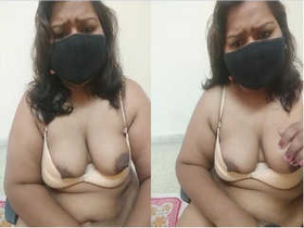 Amateur Indian bhabhi Kajal flaunts her boobs and takes a bath
