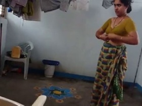 Tamil housewife in sari blouse gets naughty on camera