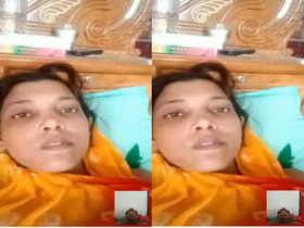 Indian amateur bhabhi flaunts her boobs and pussy on Facebook