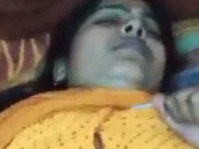Desi aunty in saree gets fucked hard in amateur sex video