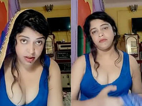 Aunty with big boobs gives live chat performance