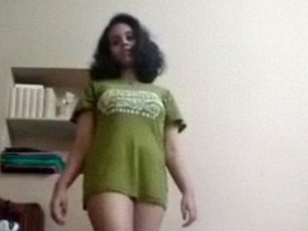 Nude Indian girl masturbates in strip jerk video