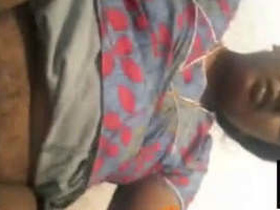 Bhabhi masturbates on video call while talking on phone