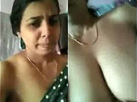 Desi Aunty Selfi flaunts her big boobs in solo video