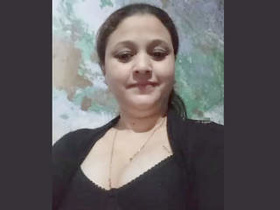 Desi aunty strips to music in Hindi video