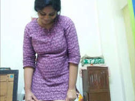 South Indian aunty gets naughty in office video