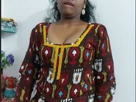 Indian wife flaunts her pussy in this hot video
