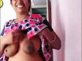 Desi bhabhi flaunts her big tits on VK