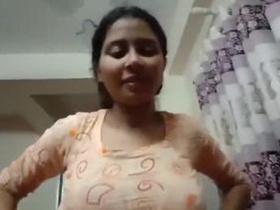 Desi beauty strips down in front of her boyfriend in steamy video