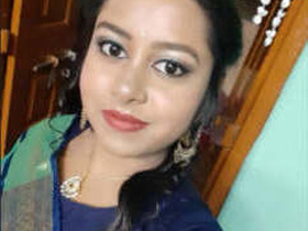 Indian girl pleasures herself with her fingers in this sexy video