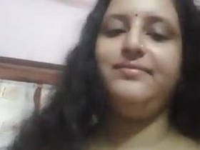 Desi bhabhi flaunts her breasts and pussy in a seductive manner