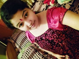 Watch a curvy Desi bhabi in action