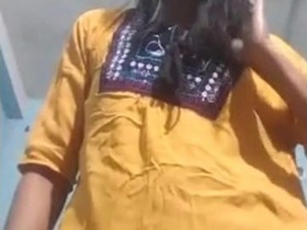 Desi Indian girl reveals her body for her lover
