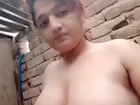 Indian girl reveals her ample bosom in a bathtub
