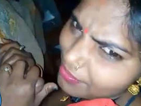 Watch this nice Desi bhabhi give a nice blowjob