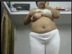 Indian bhabhi's phone sex MMS: A steamy encounter