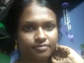 Indian girl changes her dress in a MMS video