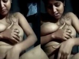 Desi girl masturbates with updates in HD
