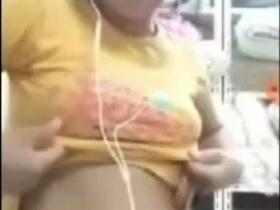 Desi girl flaunts her body and masturbates in a sensual video