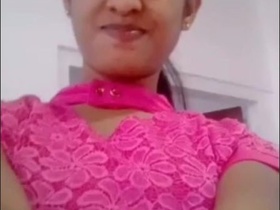 Cute Sri Lankan girl flaunts her body in a steamy video