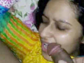 Desi girl gives a hot blowjob