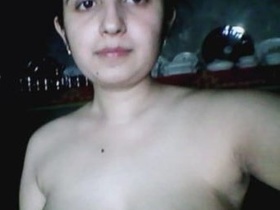 Cute desi girl flaunts her nude body in selfies
