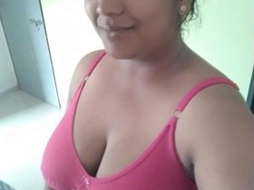 Desi bhabhi gives a sensual blowjob