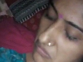 Desi beauty gets her fat pussy explored in a sexy video