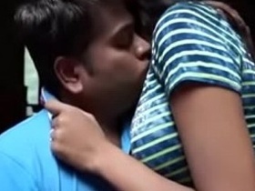 Indian college girl gets her first time sex experience on video