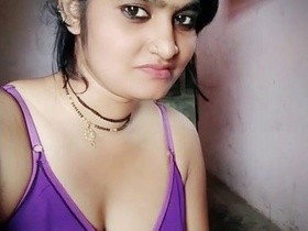 Desi babe flaunts her naked body in a sizzling performance