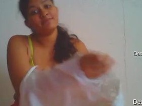 Desi babe with natural boobs dresses up for the camera
