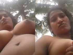 Aunty flaunts her ample bosom in a steamy video
