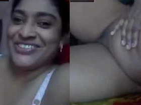 Desi aunty unveils her intimate parts on video call