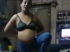 Desi bhabhi gets naked and fucked in this nude video
