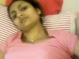 Indian girl masturbates her wet pussy in HD video
