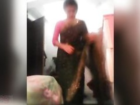 Desi girl MMC's seductive MMS video in costume