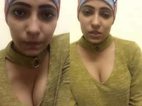 Indian babe with massive cleavage gets naughty
