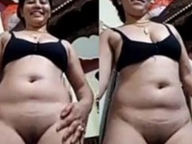 Sexy Nepali babe unveils her intimate parts