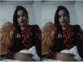 Indian amateur boudi strips and poses nude in exclusive video
