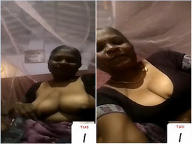 Indian aunty bares her breasts for lover in exclusive video