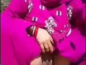 Aunty's pussy gets a close-up in this hot video