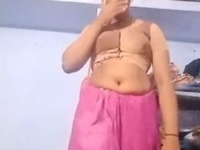 Tamil Bhabhi flaunts her shaved pussy
