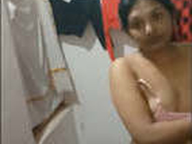 Mallu wife bares her breasts and vagina in steamy video