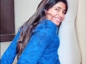 TikTok sensation: Desi girl flaunts her curves