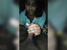 Tamil college student gives a blowjob to her boyfriend in MMC video