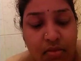 Indian babe gets naughty in HD video