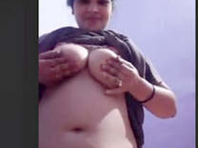 Aunty shows off her sexy figure while fondling herself