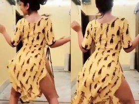 Desi babe's butt shakes in seductive dance