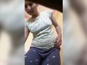 Horny Indian bhabhi films herself naked during period and sends it to her boyfriend
