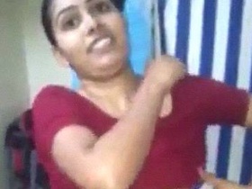 Naked Andhra girl dresses up in sexy video
